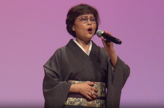 地元のカラオケイベントに参加する秋倉諒子の母・秋倉史