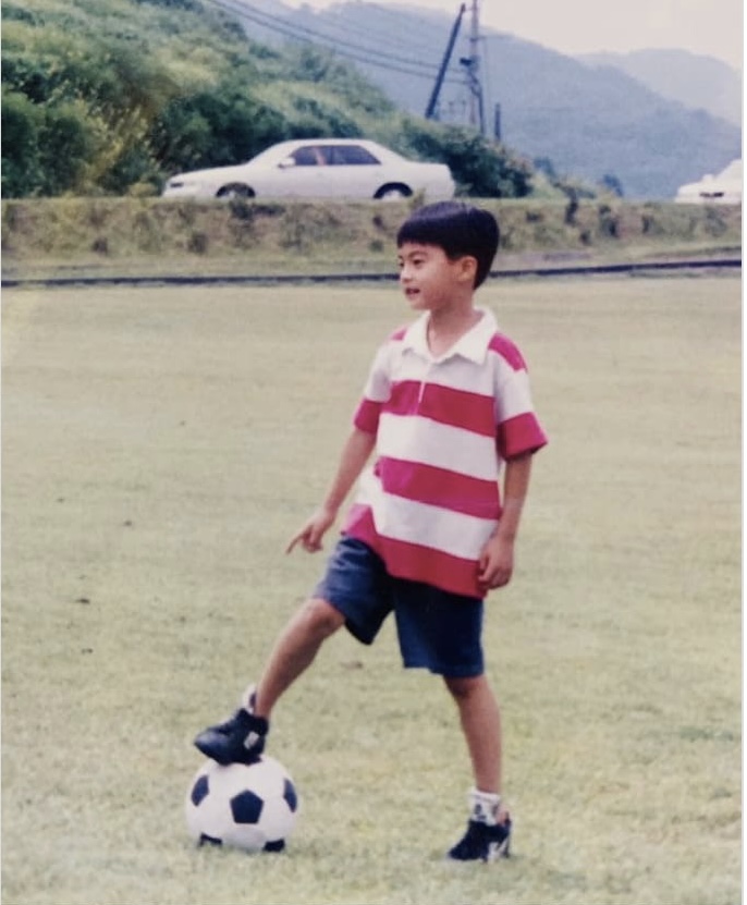 画像　兄・結木滉星が幼少期にサッカーをしているところ