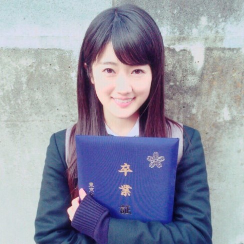中学校の卒業式で卒業証書を抱える樋口日奈