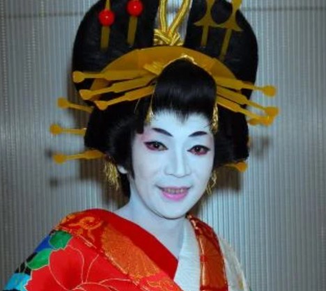 宮根誠司さんの母親のイメージとして、宮根誠司さんの女形の写真を紹介します。