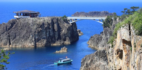 佐渡島って馴染みのない名前ですよね？
実は沖縄県に次ぐ大きさの離島で、こちらの写真を見て分かるとおり自然と歴史を感じられる観光スポットなんです！