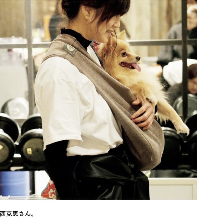 画像　保護犬を抱き抱える西克恵