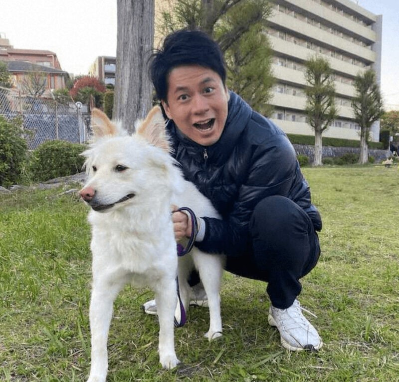 フリーアナウンサーの石井亮次アナと犬