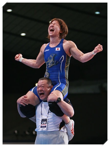 浜口京子さんを肩車するお父さん