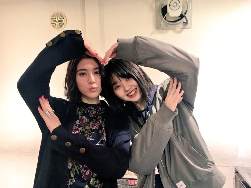 三吉彩花と江野沢愛美